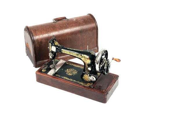 De oude naaimachine met een cover — Stockfoto