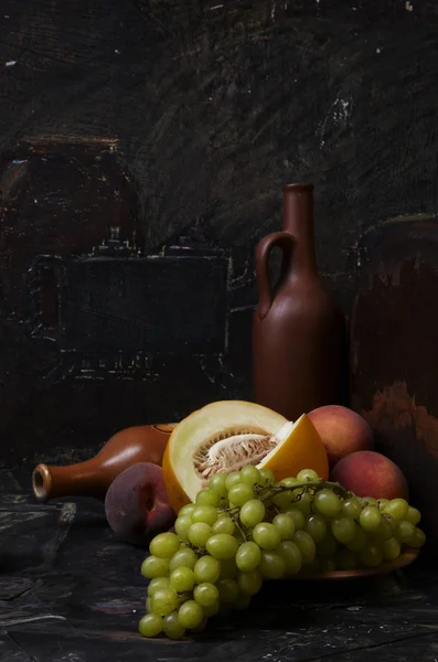 Nature morte avec des raisins, un melon et Photo De Stock