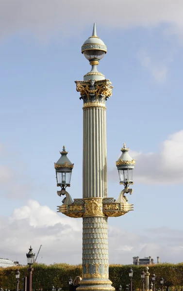 Старый фонарь в Париже — стоковое фото