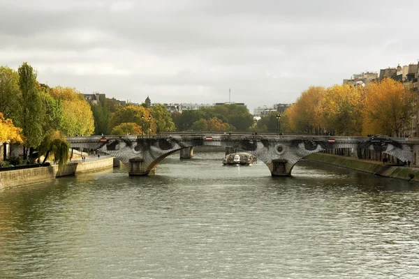 Париж від річки Сена — стокове фото