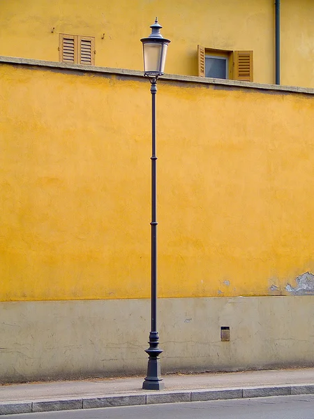 Lámpara amarillo pared calle parma — Foto de Stock