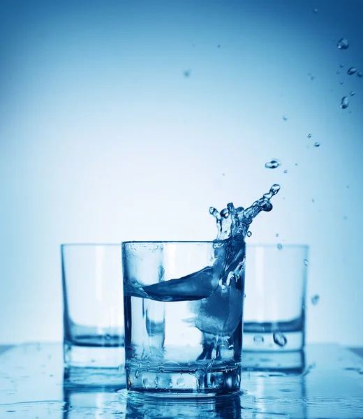 Éclaboussure d'eau dans un verre — Photo