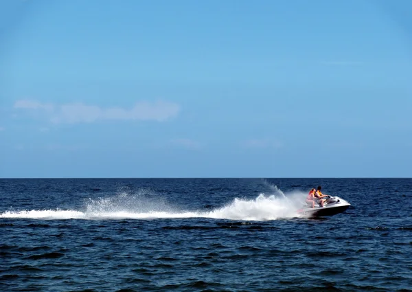在海中的水滑板车 — 图库照片