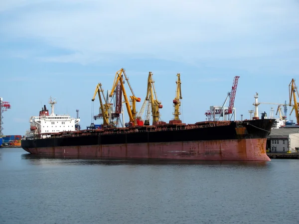 Grande navio no porto — Fotografia de Stock