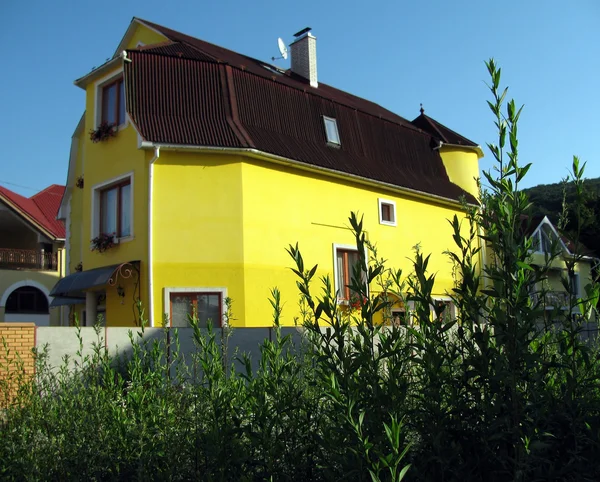 黄色的村屋 — 图库照片