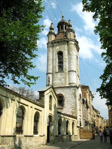 Antigua iglesia y calle — Foto de Stock