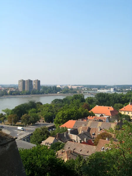 郊区的全景和河多瑙河 — 图库照片