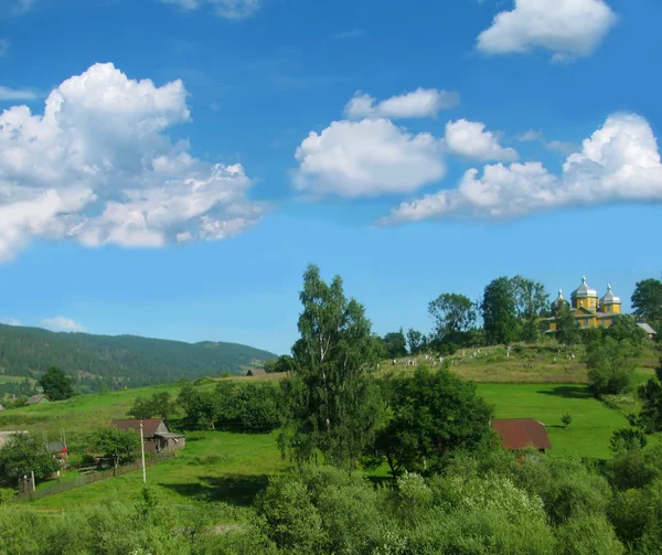Dağ manzarası ve Köyü — Stok fotoğraf