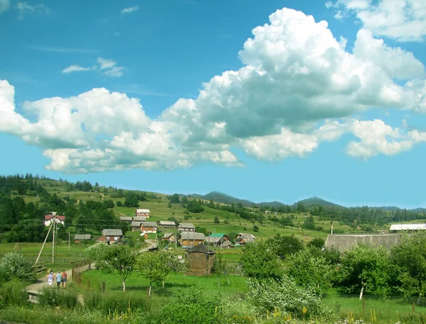Dağ manzarası ve Köyü — Stok fotoğraf