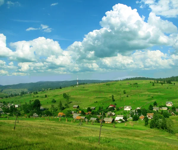 Krajobraz gór i wieś — Zdjęcie stockowe