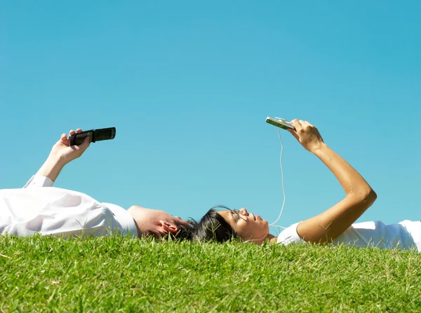 Man och kvinna ligga i gräset — Stockfoto