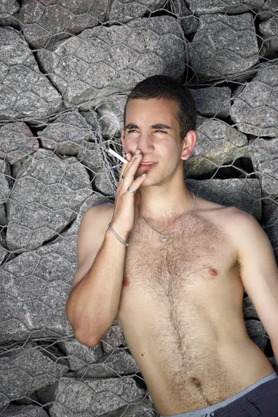 Man met een sigaret — Stockfoto