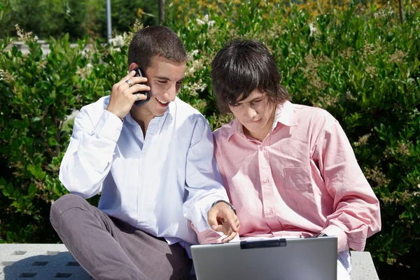 Two guys working in the park — Stock Photo, Image