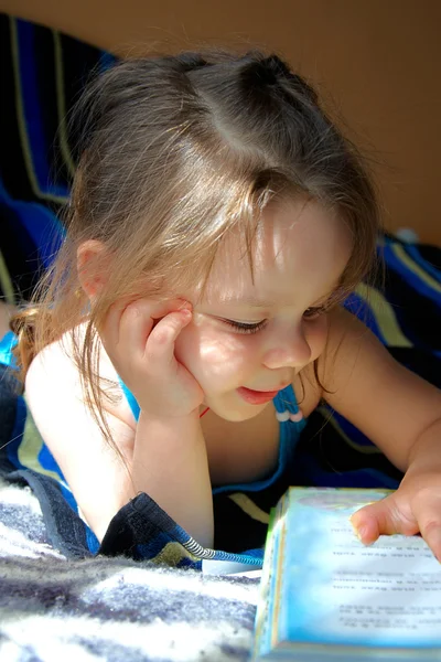 Dziewczyna czytająca książkę — Zdjęcie stockowe
