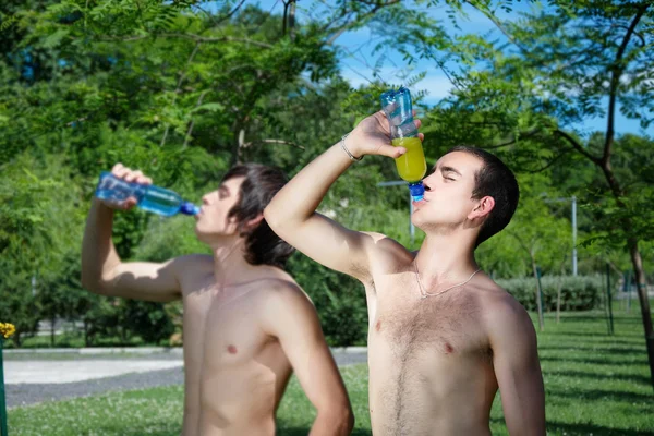 Dois caras bebem água — Fotografia de Stock