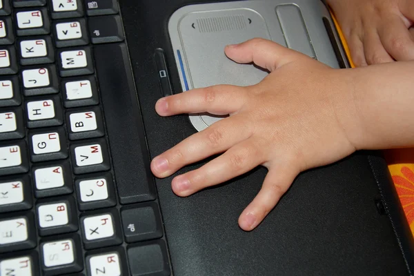 Mão no computador portátil — Fotografia de Stock