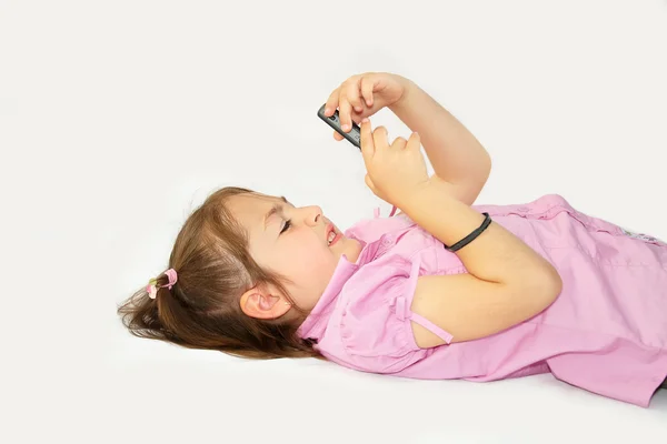 A kislány egy mozgatható telefon — Stock Fotó