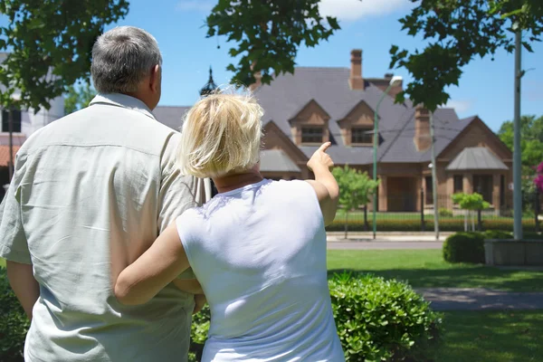 Hombre y mujer buscando una casa — Foto de Stock