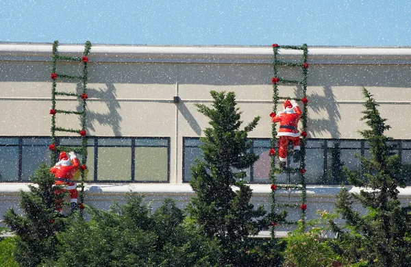 Santa claus wspinać się po schodach — Zdjęcie stockowe