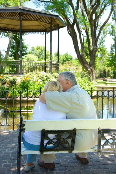 Man en vrouw zitten in park — Stockfoto