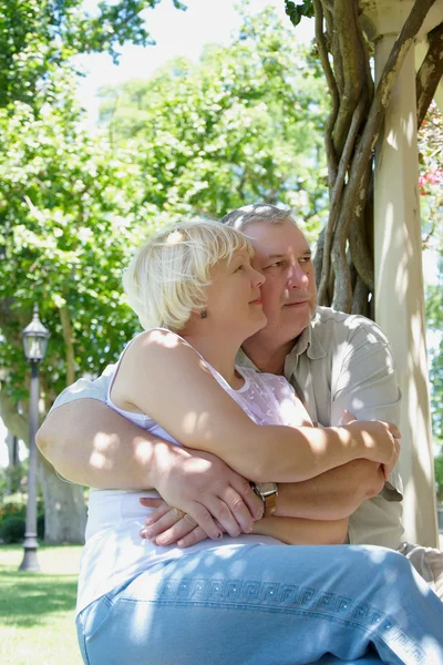 Man en vrouw zitten in park — Stockfoto