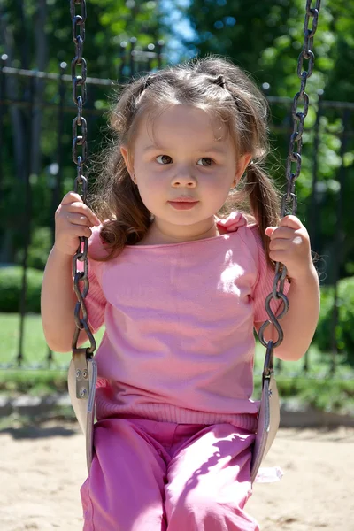 Kleines Mädchen auf einer Schaukel — Stockfoto