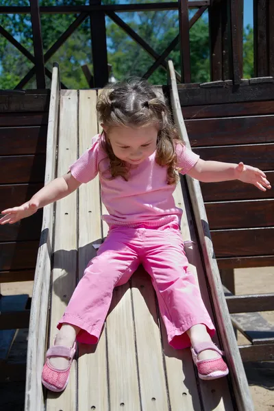 Kleines Mädchen auf dem Spielplatz — Stockfoto