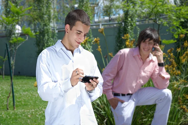 Dos tipos con teléfonos móviles — Foto de Stock