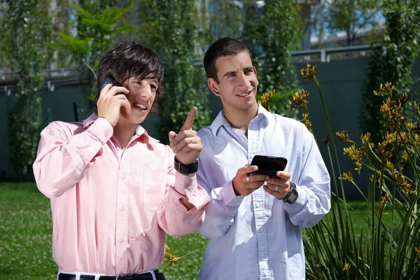 Два хлопці з мобільними телефонами — стокове фото