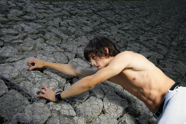 Guy urcă pe un zid de piatră — Fotografie, imagine de stoc