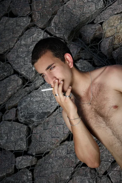 Un tip cu o ţigară — Fotografie, imagine de stoc