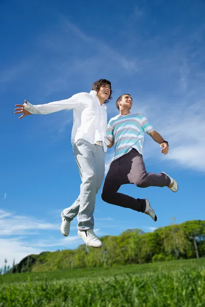 Хлопчики стрибають у парку — стокове фото