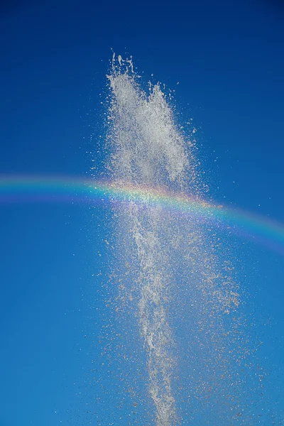 虹と美しい噴水 — ストック写真