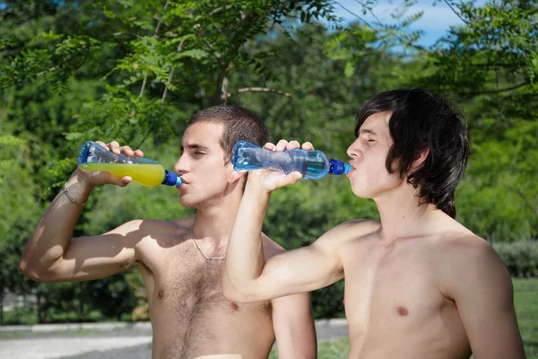 Zwei Jungs trinken Wasser — Stockfoto