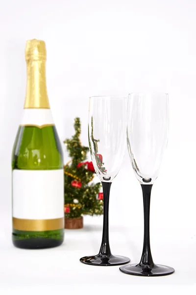 Μπουκάλι σαμπάνια και γυαλιά σε λευκό φόντο — Φωτογραφία Αρχείου