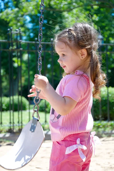 Meisje en swing — Stockfoto