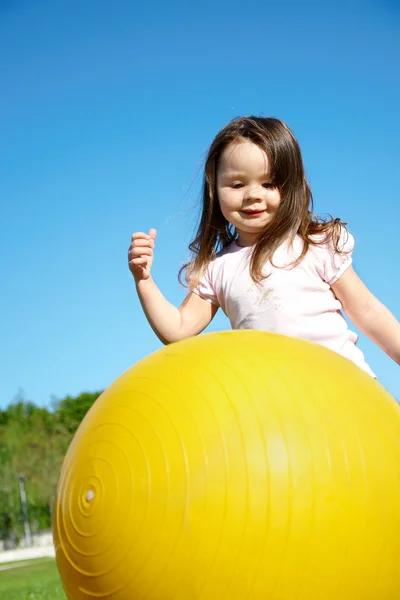 Menina jogar com bola amarela — Fotografia de Stock