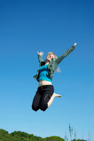 Schönes Mädchen springt im Park — Stockfoto