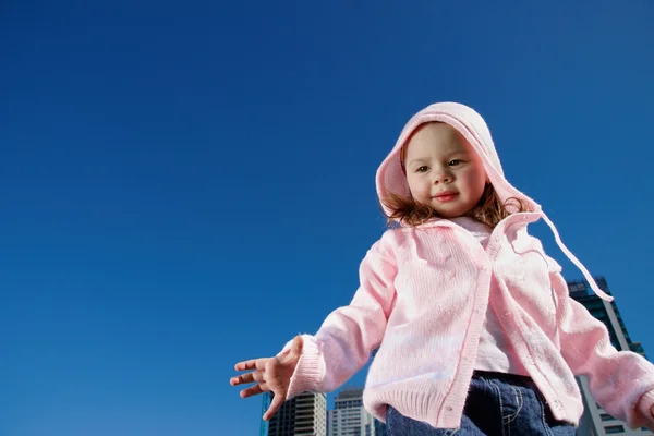 Kleines Mädchen gegen den Himmel — Stockfoto