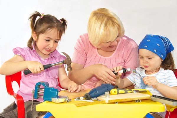 Учитель и двое детей - рабочие инструменты — стоковое фото