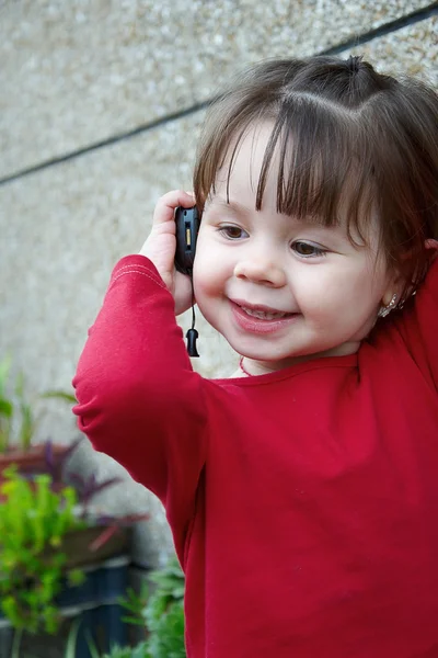 Holčička mluví na mobilním telefonu — Stock fotografie