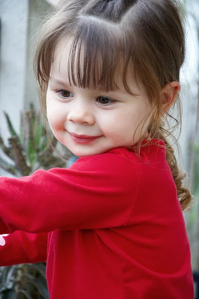 Ein kleines Mädchen posiert und zeigt Zeichen — Stockfoto