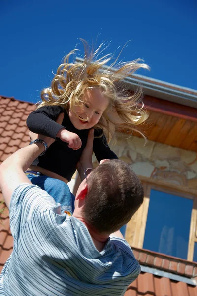 Father tossing up his daughter — Stock Photo, Image
