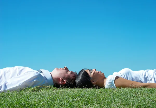 Jovem casal apaixonado deitado ao ar livre — Fotografia de Stock