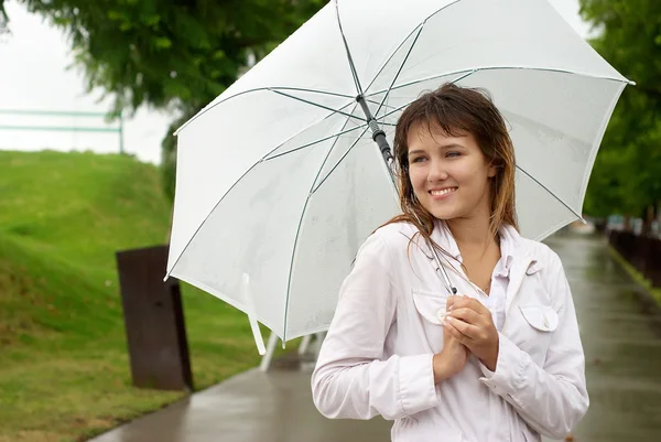 Bella donna con un ombrello bianco — Foto Stock