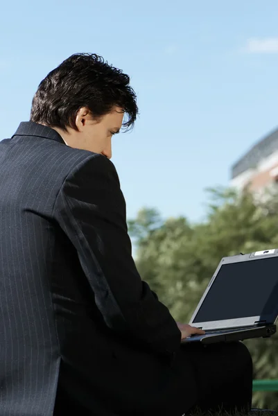 컴퓨터와 함께 젊은 남자 — 스톡 사진