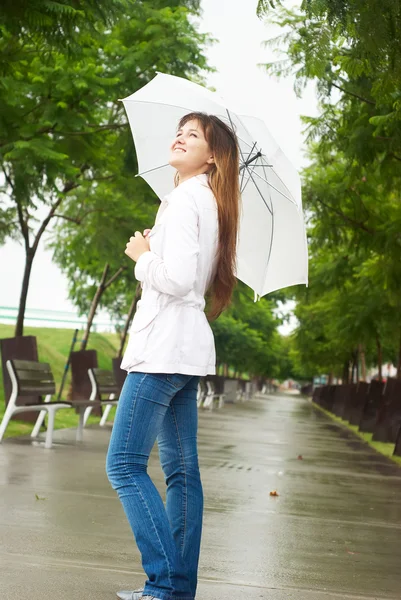 Woman with white umbrella in the park — Stockfoto