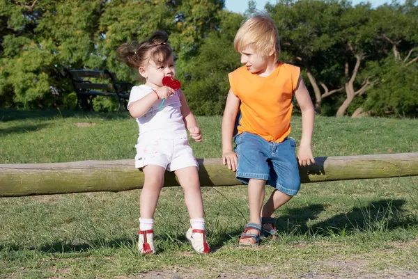 Pojke och en flicka i parken — Stockfoto