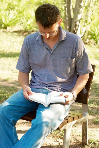 Человек читает книгу — стоковое фото