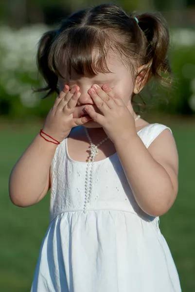 Klein meisje is huilen — Stockfoto
